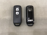 スマートキーを装備しています。鍵を差し込むことなくドアロックの開け閉めと、スタートボタン操作でのエンジンスタートができます。スペアキーも同じものを用意しております。
