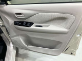 【運転席ドア】ボトルホルダーや収納ポケットが付いているので運転席周りもスッキリ保てます★