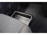 運転時の靴などを収納するときに便利な助手席シート下の収納スペースです。