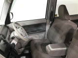 高いホールド性で運転姿勢が安定します。長距離ドライブでも疲れにくいのが魅力です。快適なドライビングライフをお送りください♪
