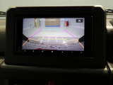 【バックカメラ】後退時の視界を画面に映し出すカメラ付きです。後ろの障害物が見えにくい場面や、不慣れな場所での駐車も、周囲を確認しながら落ち着いて操作をサポートしてくれます。