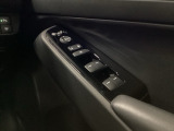 ドアミラーのスイッチは運転席ドアにあります。