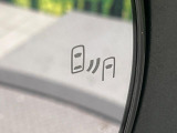 【ブラインドスポットモニター】走行中、ドアミラーの死角になりやすい箇所に後続車が接近するとサイドミラーのレンズに警告を表示!ドライバーに注意喚起をしてくれます。