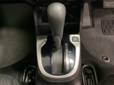 CVT車のセレクトレバーです。低速から高速まで、変速ショックのないスムーズな走りを実現するとともに、エンジン効率のよい領域を維持することで燃費にも貢献します。