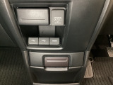 アクセサリーソケットはUSBのアダプターなどをつければ、スマホの充電にも使えます。下にはナビゲーション用の外部入力可能なUSB端子などがついており、周辺には物が置けるボックスがついています。