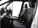 高いホールド性で運転姿勢が安定します。長距離ドライブでも疲れにくいのが魅力です。快適なドライビングライフをお送りください♪