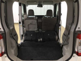 シートアレンジが多彩で、荷物の大小に応じてスペースを変えられる便利なお車です!