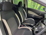 運転席まわりには十分なスペースがあり、大柄な方でもゆったり運転していただける環境です。