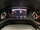 デジタル表示のスピードメーターを配した見やすいメーター部になっています。中央のインフォメーション画面でオドメーターや燃費などの情報を確認できます。