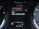 ディスプレイに映し出される多彩な情報が、快適なドライブをサポートします。