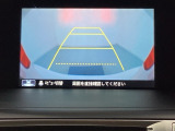 バックでの車庫入れも安心です! リアカメラが付いているバックモニター付のナビを装備しております。操作線もついており距離感も画面から確認できます。
