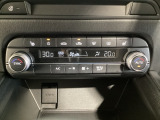 温度の設定のみで快適な風量やモードなどを自動調整してくれるフルオートエアコンを装備!