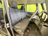 運転席まわりには十分なスペースがあり、大柄な方でもゆったり運転していただける環境です。