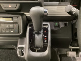 CVT車のセレクトレバーです。低速から高速まで、変速ショックのないスムーズな走りを実現するとともに、エンジン効率のよい領域を維持することで燃費にも貢献します。