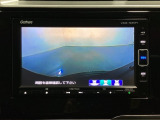 ギヤをR(バック)に入れるとナビの画面に後ろの映像が映るリアカメラ付です。後退時、コンディションが悪い視界でもカラーバックモニターがドライバーをサポートします。