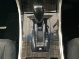 CVT車のセレクトレバーです。低速から高速まで、変速ショックのないスムーズな走りを実現するとともに、エンジン効率のよい領域を維持することで燃費にも貢献します。