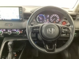 【ハンドル】運転にかかわる様々な操作を安全に行えるように視点移動が少なく操作性に配慮されたスイッチ類が凝縮されたコックピットです。