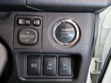スマートキー装備車なので、キーを取り出さなくてもエンジン始動が可能です。運転席からも操作できる両側パワースライドドア付きです。