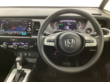【ハンドル】運転にかかわる様々な操作を安全に行えるように視点移動が少なく操作性に配慮されたスイッチ類が凝縮されたコックピットです。