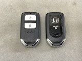 スマートキーを装備しています。鍵を差し込むことなくドアロックの開け閉めと、スタートボタン操作でのエンジンスタートができます。スペアキーも同じものを用意しております。