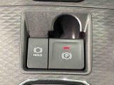 指先だけで簡単に操作が可能な電動パーキングブレーキを採用。「HOLD」スイッチを押すと、渋滞や信号待ちなどでブレーキペダルから足を離しても、ブレーキを保持するので安心です