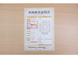 【車両検査証明書】店頭にて、クルマの状態が一目で分かる査証明書を公開中。トヨタ認定検査員が厳しく検査し、状態を点数と図解で表示しています。修復歴はもちろん、傷やヘコミの箇所や程度がご確認いただけます。