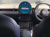 弊社はMINI正規販売店として新型車から旧モデルまでの商品知識と整備知識を備えております。納車後の不明な点等も、お気軽に弊社担当者までお問い合わせ下さい。
