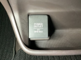 アクセサリーソケットはUSBのアダプターなどをつければ、スマホの充電にも使えます。周辺には物が置けるボックスがついています。