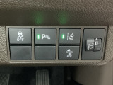 ハンドルの右側にはヘットライトリベライザーとHondaセンシング用のメインスイッチがついています。ヘッドライトリベライザーは道路状況や積荷の加重に応じてライトの高さを調節できます。