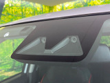 【スマートアシスト】走行中に前方の車両等を認識し、衝突しそうな時は警報とブレーキで衝突回避と被害軽減をアシスト。より安全にドライブをお楽しみいただけます。