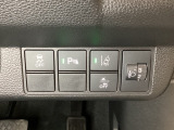 ハンドルの右側にはヘットライトリベライザーとHondaセンシング用のメインスイッチがついています。ヘッドライトリベライザーは道路状況や積荷の加重に応じてライトの高さを調節できます。