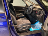 運転席は、大きな座面と包み込むような背もたれがドライバーの身体全体をしっかり支えます。上質なシート素材と座り心地のよいクッションを採用し、長時間の運転やコーナーの多い道も快適です。