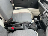 フルキャブオーバーレイアウトを採用し、広いキャビンと長い荷台を実現したのがハイゼットトラック! ドア開口高やドア開放幅が広く、シートの座面も低くて足付き性も良いので、乗り降りが楽です!