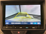 リバースギアに入れるだけで後方の表示へ切り替わります。夜間や雨の日の駐車も楽になりますよ。