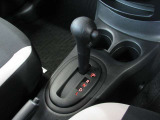 無段変速が魅力のCVT車です♪発進から加速までアクセルを一定にして走ることで滑らかに走ります♪車内も静かで振動もごくわずか!CVT車もATの一種なので、もちろんAT限定免許で運転OKです◎