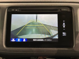 リバースギアに入れるだけで後方の表示へ切り替わります。夜間や雨の日の駐車も楽になりますよ。
