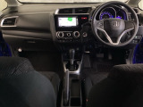 車内は光触媒抗菌消臭施工済です。インパネ周りはスタイリッシュなデザインです。グローブボックスやカップホルダーのほかにトレーなどたくさんの収納スペースが付いています。