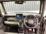 ご覧のように、視界が広く運転しやすいように設計されています。また、フルオートエアコンで快適です。
