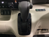 CVT車のセレクトレバーです。低速から高速まで、変速ショックのないスムーズな走りを実現するとともに、エンジン効率のよい領域を維持することで燃費にも貢献します。