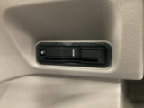ハンドルの左下にETCがついています。高速道路の料金所の通過も楽々です。 カードの取り出しもしやすい場所についています。