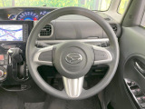 インテリアに合わせたデザインのステアリングは、運転される方のことも考え、運転しやすい形状、大きさです。是非一度、実際に触ってお確かめください。