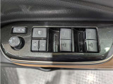 パワーウィンドウのスイッチですよ。 運転席に居ながら窓を開け閉めのコントロールできますよ。 ロック機能で、子供がイタズラして窓を開けるという事も無くなりますよ。