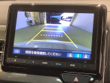 リバースギアに入れるだけで後方の表示へ切り替わります。夜間や雨の日の駐車も楽になりますよ。