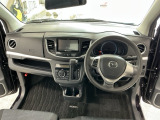 【前方視界】開放的な前方視界!運転がしやすく疲れにくいです♪窓が大きく、見通しがとっても良いおクルマですよ♪