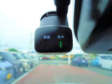 事故に遭遇してしまった時など、品質の高い映像と音声で運転の記録するドラレコ。ドライブの思い出を記録に残したい方や、ご自身のドライビングをチェックされたいお客さまにもおすすめです。
