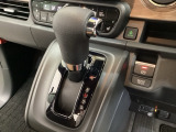 CVT車のセレクトレバーです。低速から高速まで、変速ショックのないスムーズな走りを実現するとともに、エンジン効率のよい領域を維持することで燃費にも貢献します。