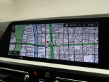 【純正ナビゲーション】BMWのナビゲーションは操作性も良く、詳細な地図情報と交通状況を見やすく表示し、快適なドライビングをサポートしながら目的地までナビゲートします。