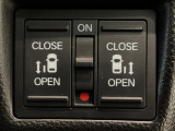 【両側パワースライドドア】両側がパワースライドドアになっており、運転席のスイッチやスマートキーでも開閉が可能です!開口部も広いので乗り降りも楽々♪