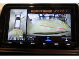 パノラミックビューモニター付きです。車両を上から見たような映像をディスプレイ画面上に表示。運転席からの目視だけでは見にくい、車両周辺の状況をリアルタイムでしっかり確認できます。