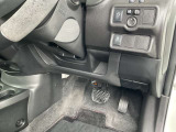 駐車ブレーキは手動式です